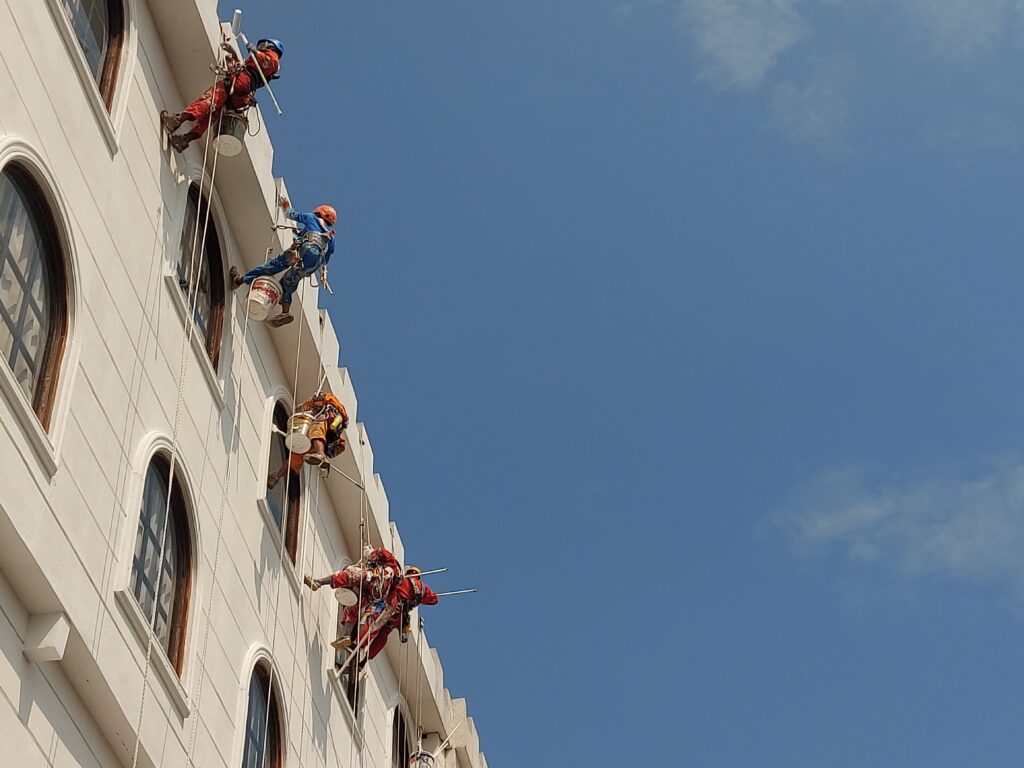 jasa pembersihan kaca gedung tinggi
