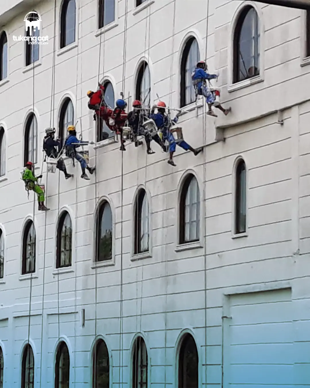 Jasa Pengecatan Gedung Tinggi dilakukan tim rope access