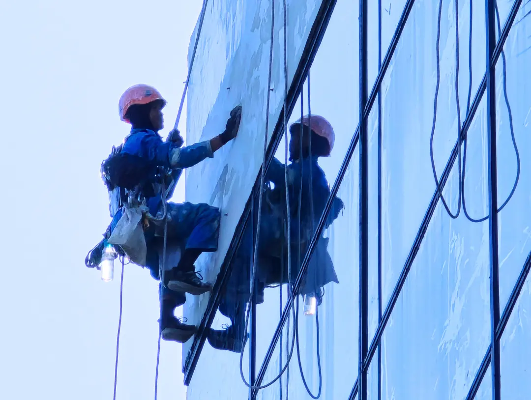 jasa bersih kaca pvc gedung tinggi