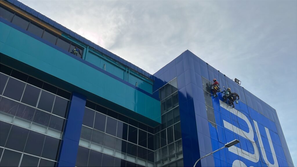 Jasa Rope Access di gedung tinggi oleh tukang cat indonesia