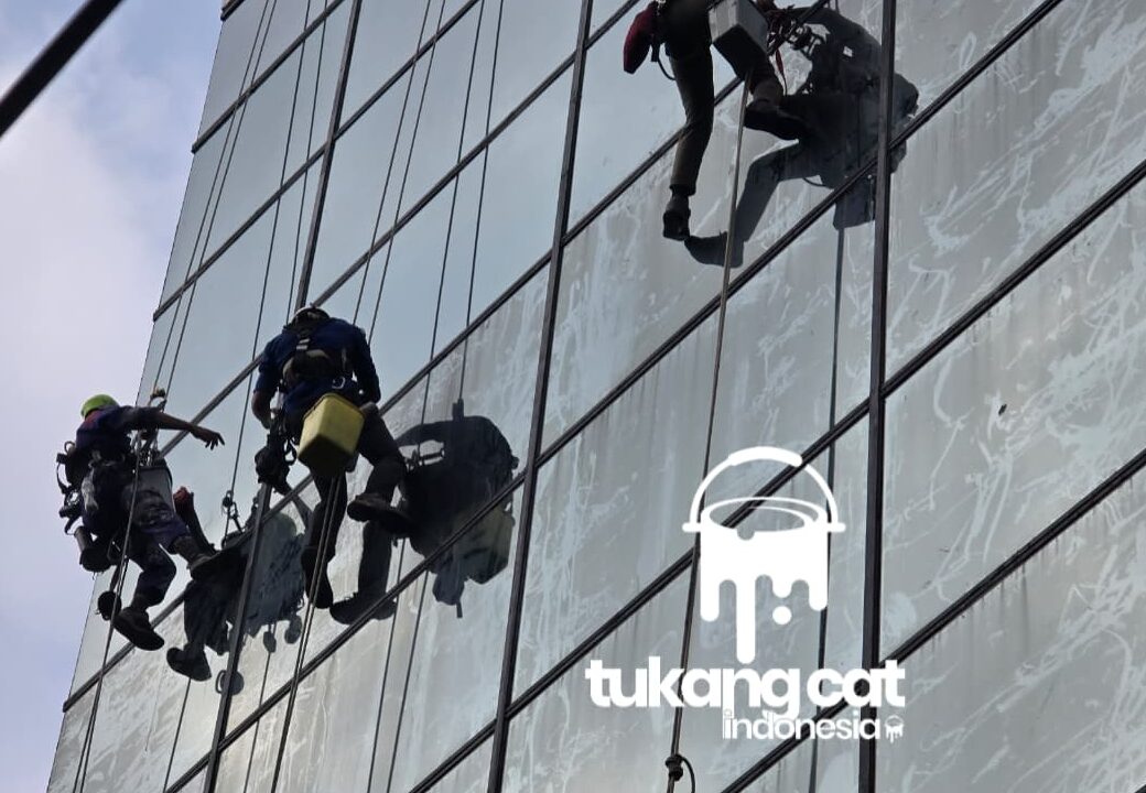 Jasa Cleaning Gedung KacaAcp rope akses akses tali e1746513279524