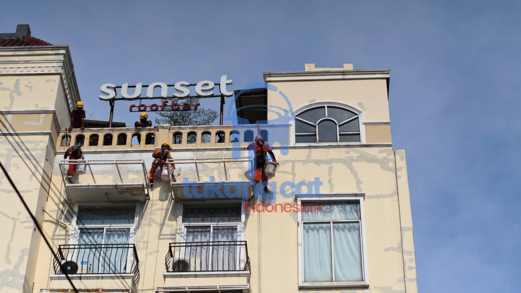 Jasa Pengecatan Gedung Tinggi Profesional Solusi Aman dengan Rope Access 1 Pekerja melakukan perawatan gedung tinggi
