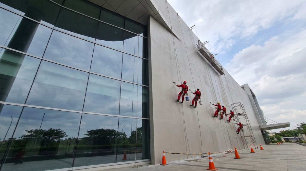 5 Cara Jasa Cat Gedung Kantor Tingkatkan Brand Image - Solusi Perawatan Gedung Komersial Terbaik! 4 jasa cat rope access