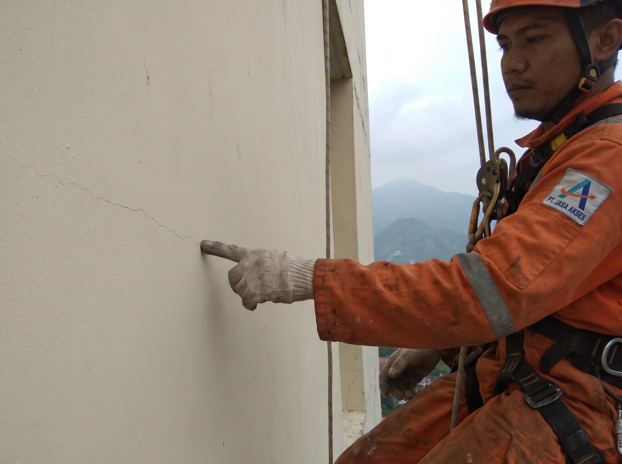 5 Cara Audit Fasad Pasca Musim Hujan - Mendeteksi Kebocoran Mikro Sebelum Merusak Interior Gedung 1 jasa rope access, tukang cat indonesia