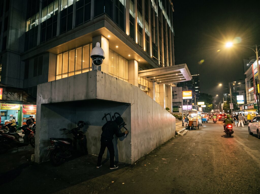 cat anti grafiti, jasa pembersihan grafiti gedung, proteksi dinding eksterior.