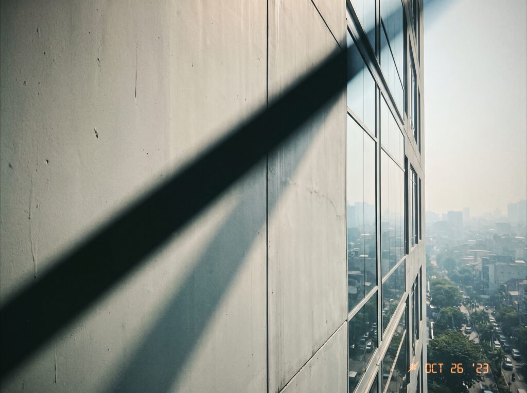 Panduan Memilih Warna Cat Eksterior Gedung Tinggi untuk Menghemat Biaya Listrik (Energy Efficiency) 1 tukang cat indonesia