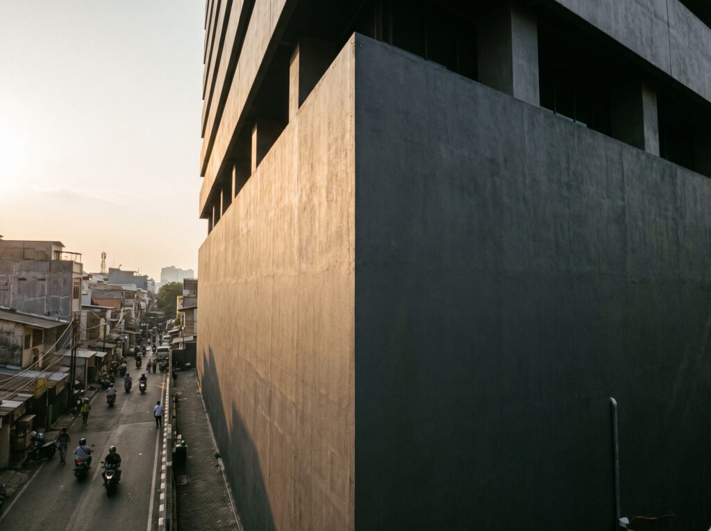 Panduan Memilih Warna Cat Eksterior Gedung Tinggi untuk Menghemat Biaya Listrik (Energy Efficiency) 2 tukang cat indonesia