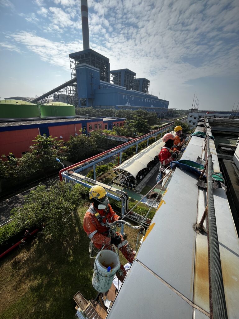 Pengecatan Industri Berbasis Rope Access untuk Area Sulit Dijangkau 1 Pengecatan Industri Tukang Cat Indonesia