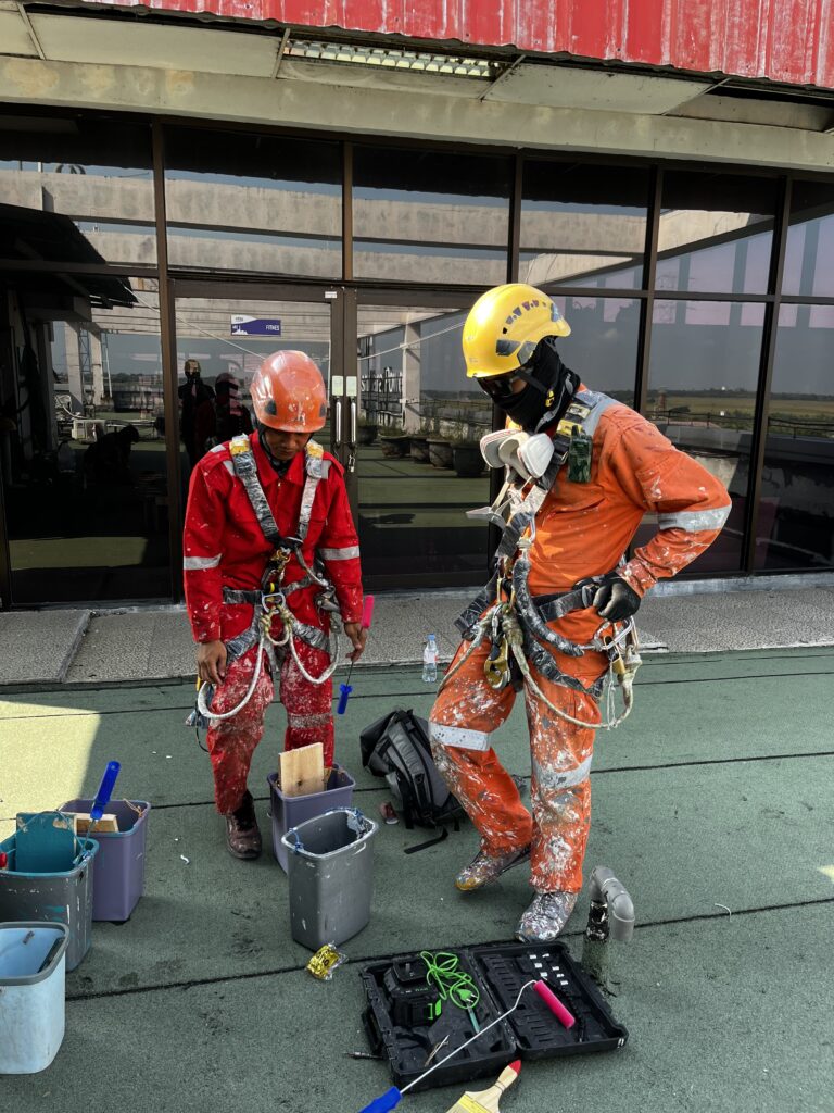 Pengecatan Industri Berbasis Rope Access untuk Area Sulit Dijangkau 3 Pengecatan Industri Tukang Cat Indonesia