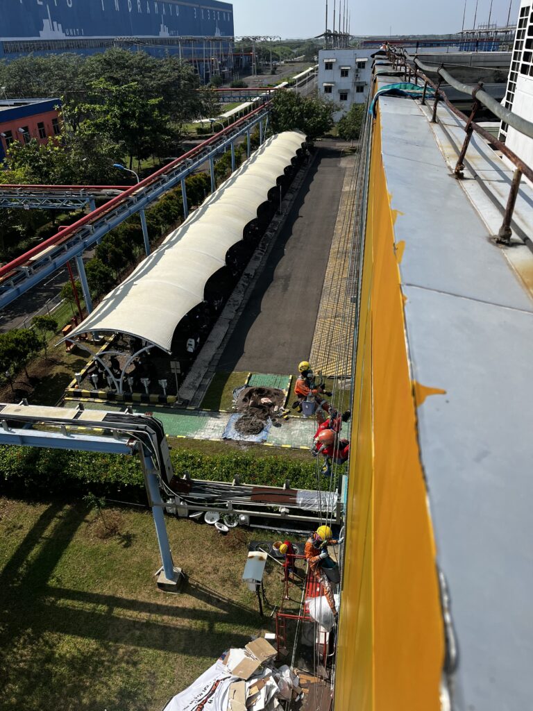 Pengecatan Industri Berbasis Rope Access untuk Area Sulit Dijangkau 2 Pengecatan Industri Tukang Cat Indonesia