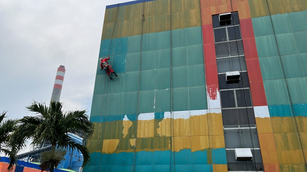 Jasa Pengecatan ACP Gedung Tinggi: Solusi Repaint Profesional Tanpa Bongkar Panel 2 Tukang Cat Indonesia